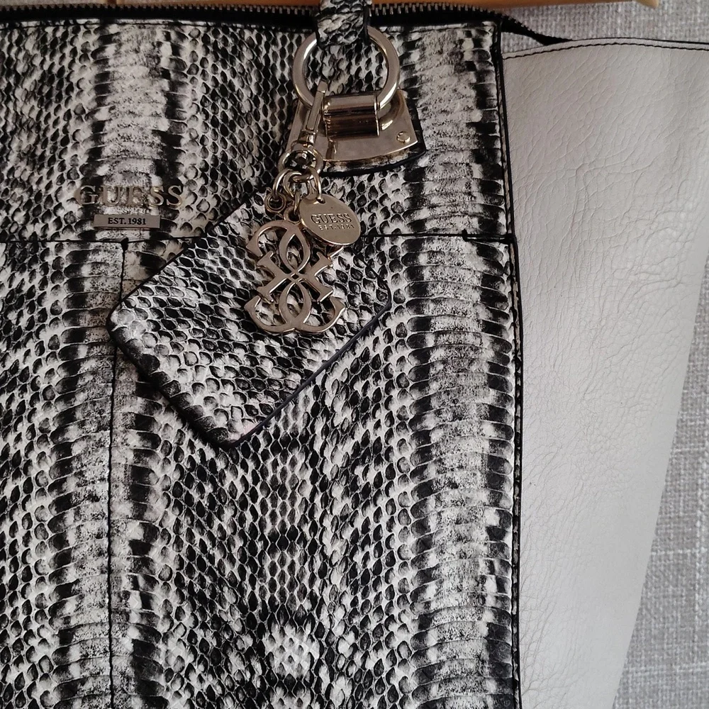 Rare Guess Tote Bag – Cream, Black and White Women's Shoulder Purse. - Picture 3 of 9